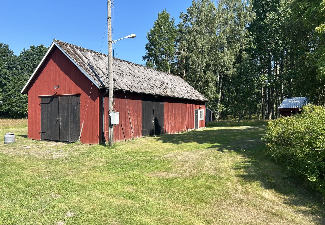Stuga i Mellerud - Mysigt och lantligt semesterboende 150 meter från Vänerns strand | SE17003