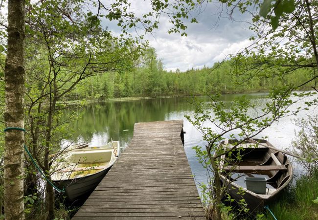 Stuga i Burseryd - Mysig liten stuga i Småland med närhet till sjö och fiske | SE07018