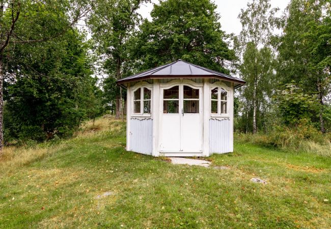 Stuga i Burseryd - Mysig liten stuga i Småland med närhet till sjö och fiske | SE07018