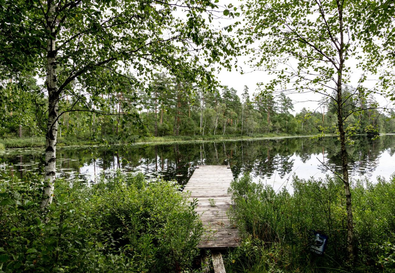 Stuga i Burseryd - Mysig liten stuga i Småland med närhet till sjö och fiske | SE07018