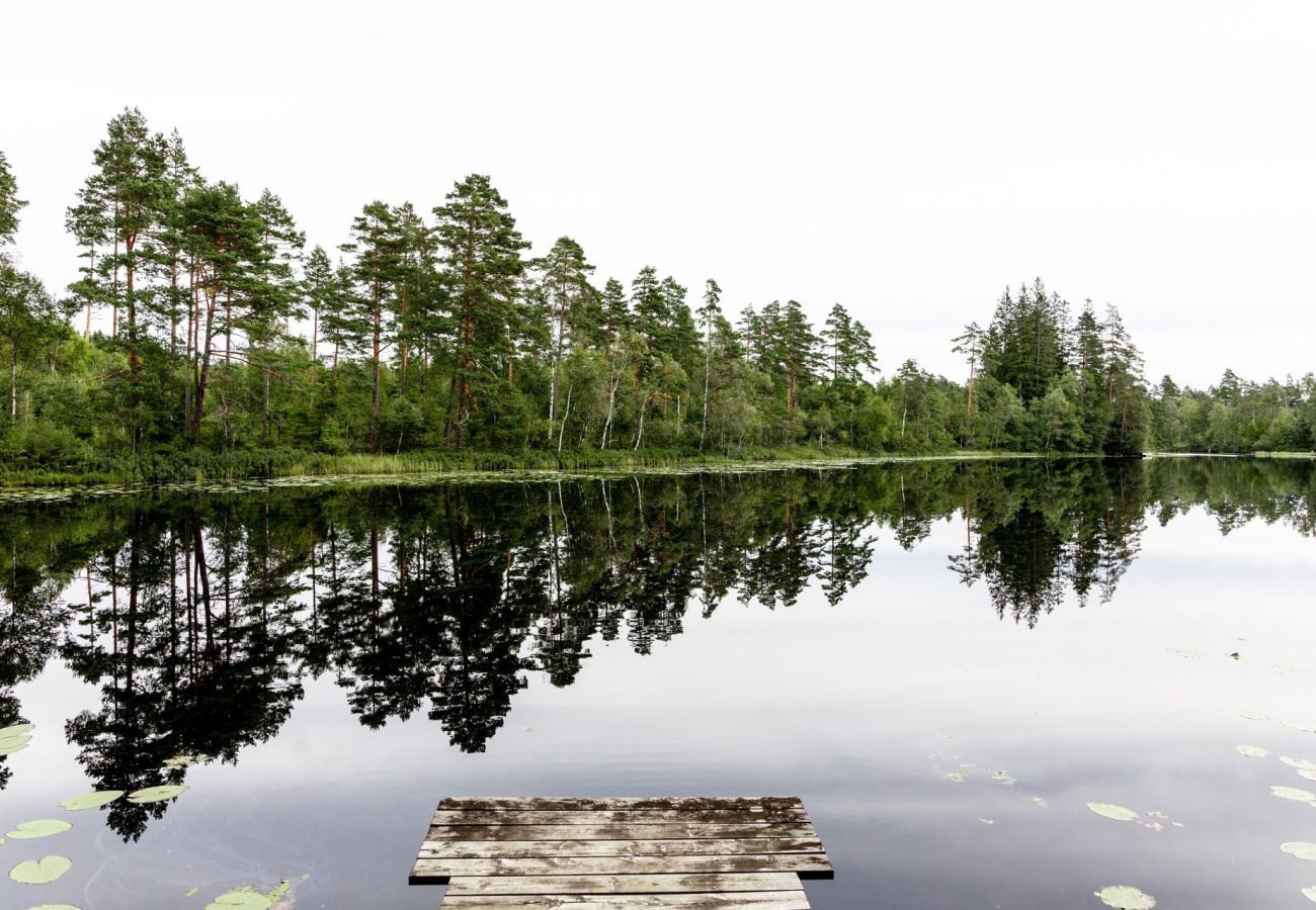 Stuga i Burseryd - Mysig liten stuga i Småland med närhet till sjö och fiske | SE07018