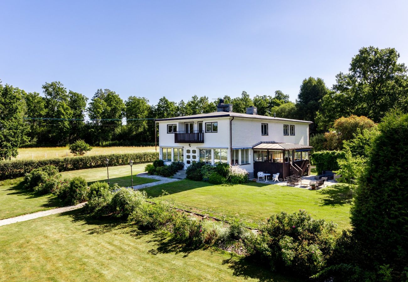Stuga i Rydaholm - Stort och modernt funkishus med sandstrand 