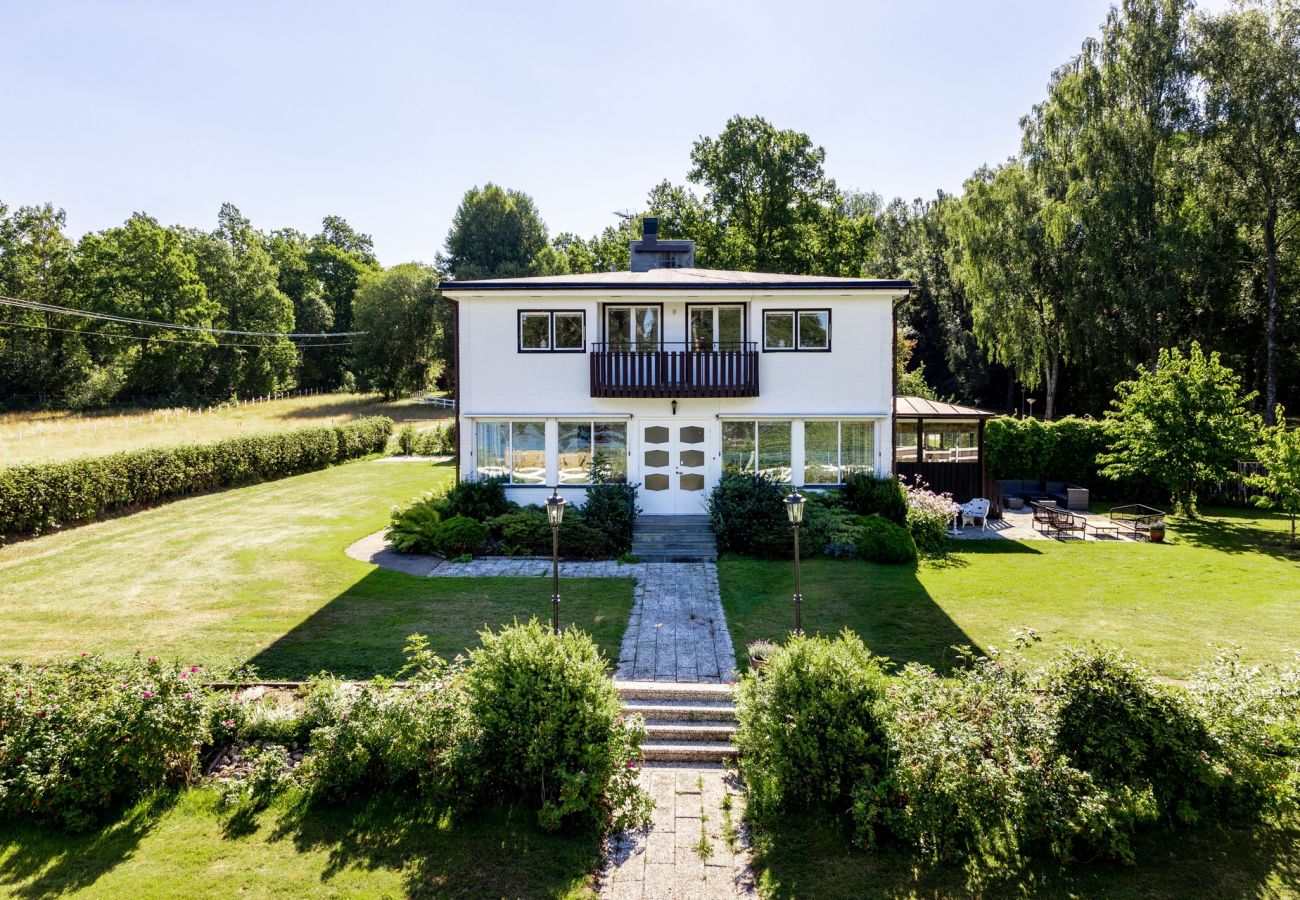 Stuga i Rydaholm - Stort och modernt funkishus med sandstrand 