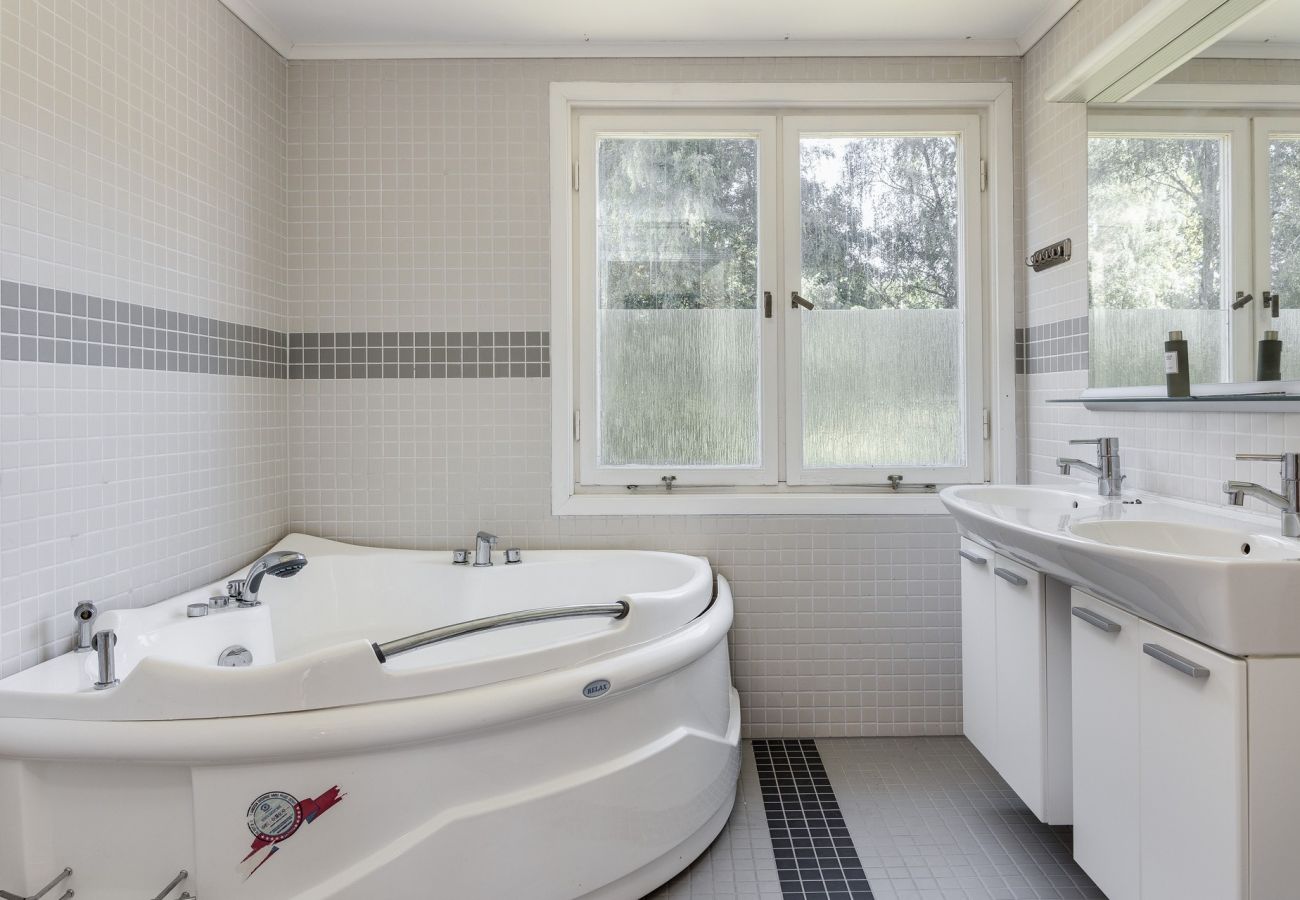 Stuga i Rydaholm - Stort och modernt funkishus med sandstrand 