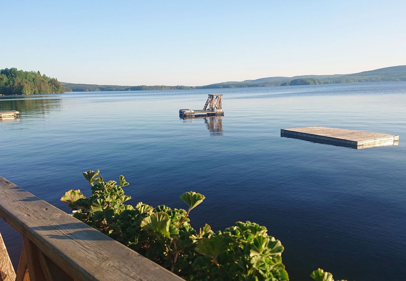 Stuga i Sundborn - Modernt semesterhus i Dalarna med 200 meter till sjön