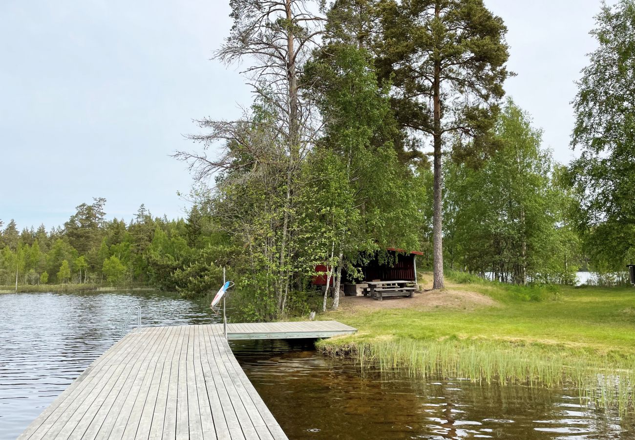 Stuga i Vimmerby - Mysig stuga med närhet till sjö med brygga 