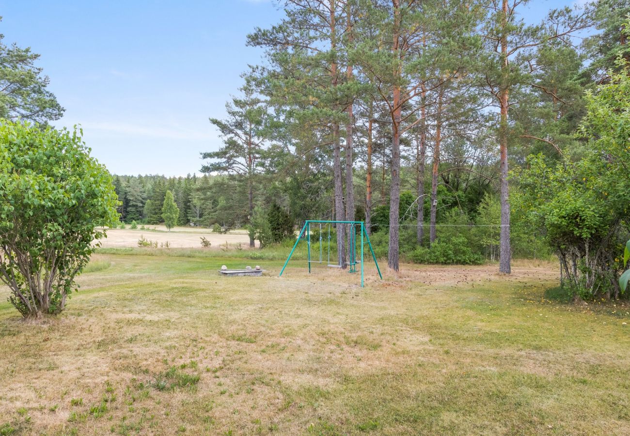 Stuga i Vimmerby - Mysig stuga med närhet till sjö med brygga | SE05017