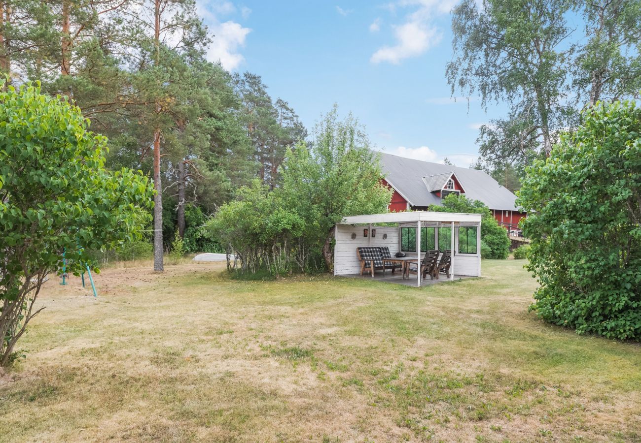 Stuga i Vimmerby - Mysig stuga med närhet till sjö med brygga | SE05017