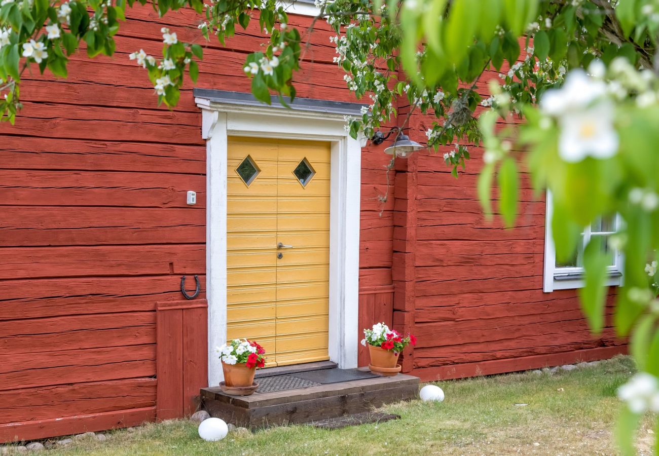Stuga i Vimmerby - Mysig stuga med närhet till sjö med brygga | SE05017