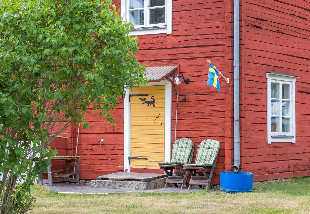 Stuga i Vimmerby - Mysig stuga med närhet till sjö med brygga 