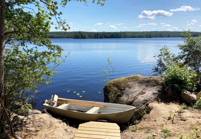 Stuga i Rydaholm - Trevlig stuga i Sjuhult med närhet till sjön Rymmen | SE060032