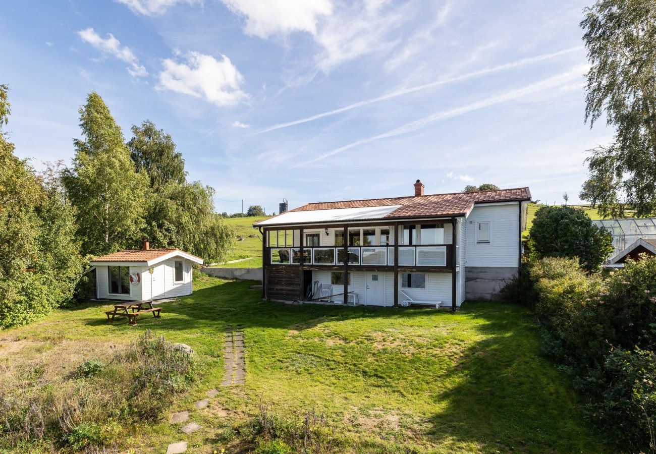 Stuga i Vimmerby - Stuga med egen sandstrand nära VimmerbyI SE05018