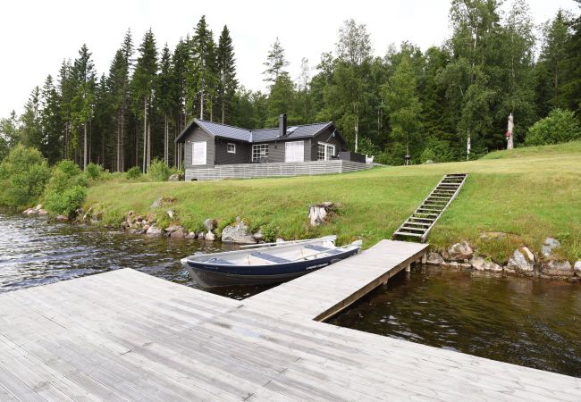  i Arvika - Mysigt semesterhus med egen brygga och panoramautsikt över Norra Örsjön