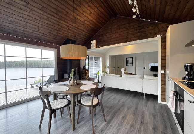 Stuga i Arvika - Mysigt semesterhus med egen brygga och panoramautsikt över Norra Örsjön Stuga i Arvika - Mysigt semesterhus med egen brygga och panoramautsikt över Norra Örsjön