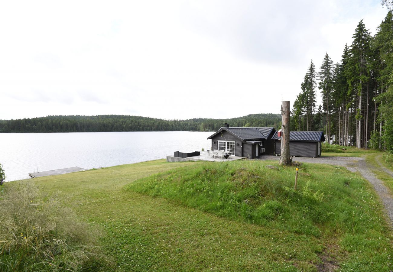 Stuga i Arvika - Mysigt semesterhus med egen brygga och panoramautsikt över Norra Örsjön