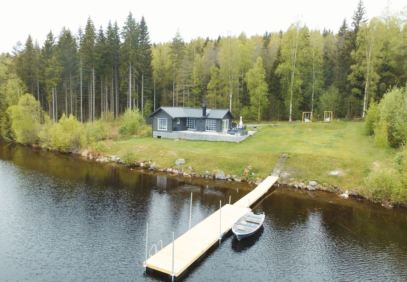 Stuga i Arvika - Mysigt semesterhus med egen brygga och panoramautsikt över Norra Örsjön