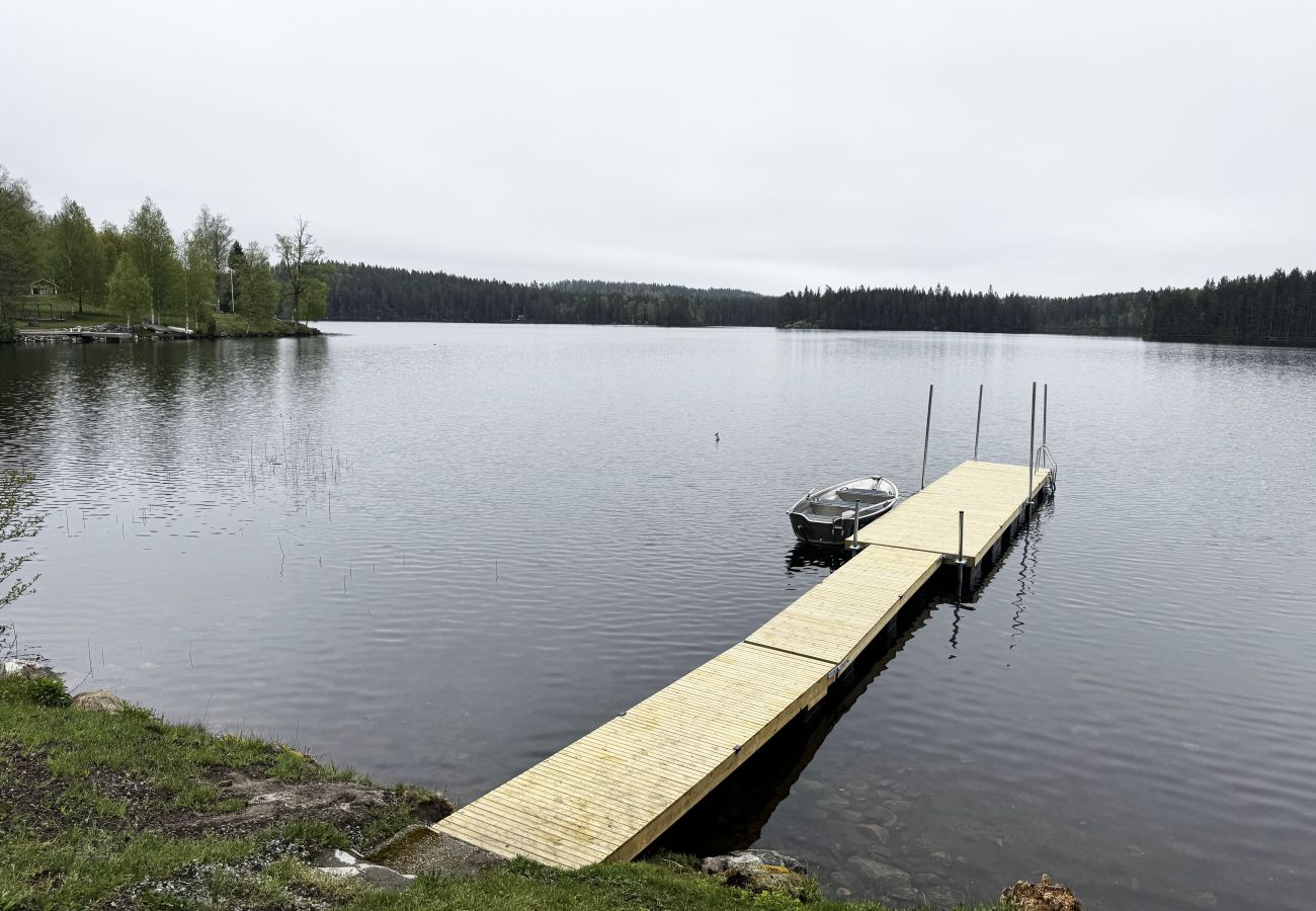Stuga i Arvika - Mysigt semesterhus med egen brygga och panoramautsikt över Norra Örsjön