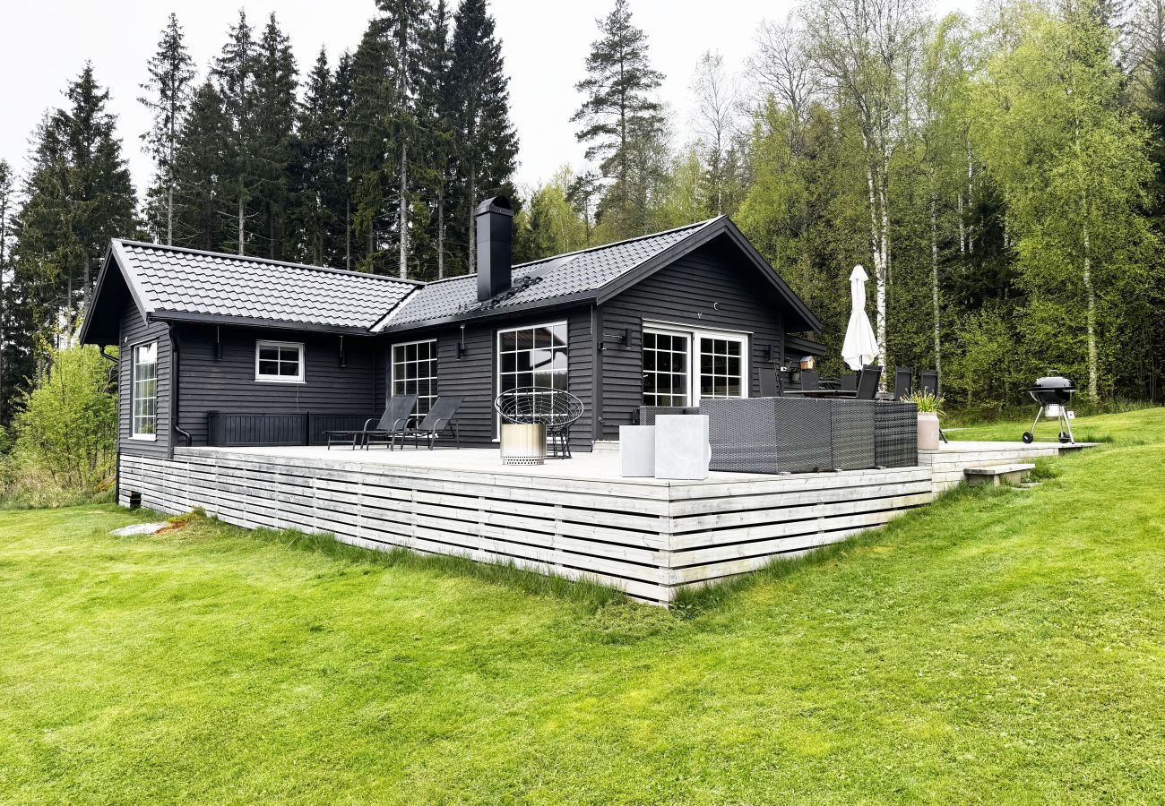 Stuga i Arvika - Mysigt semesterhus med egen brygga och panoramautsikt över Norra Örsjön