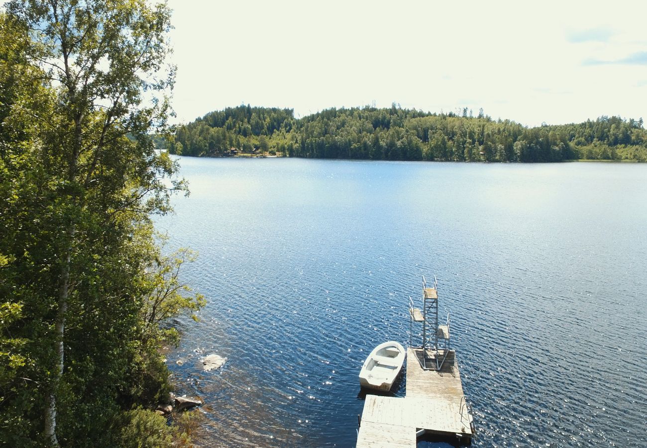 Stuga i Mölnlycke - Stort hus med egen sandstrand och båt i Mölnlycke | SE08034 