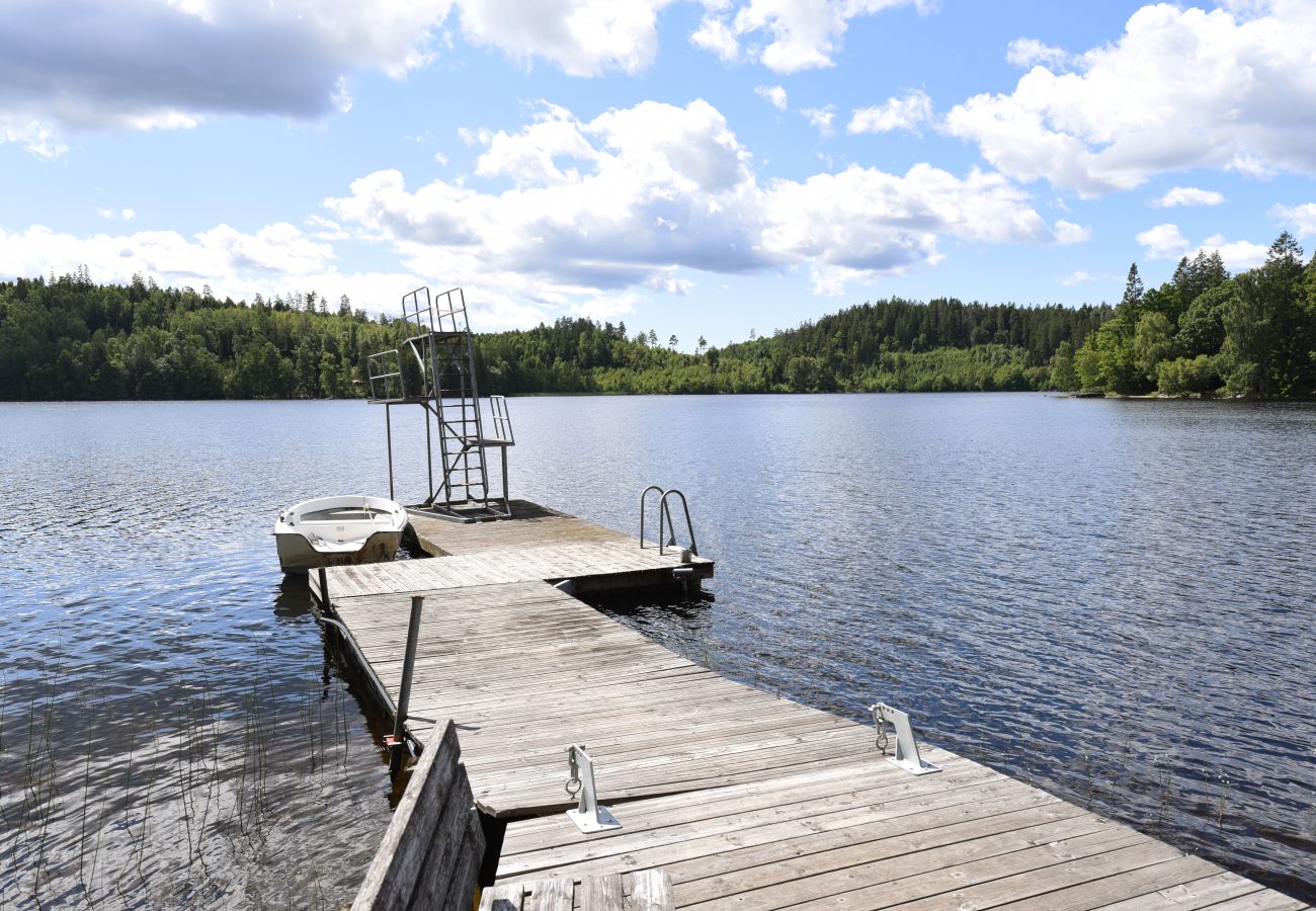 Stuga i Mölnlycke - Stort hus med egen sandstrand och båt i Mölnlycke | SE08034 