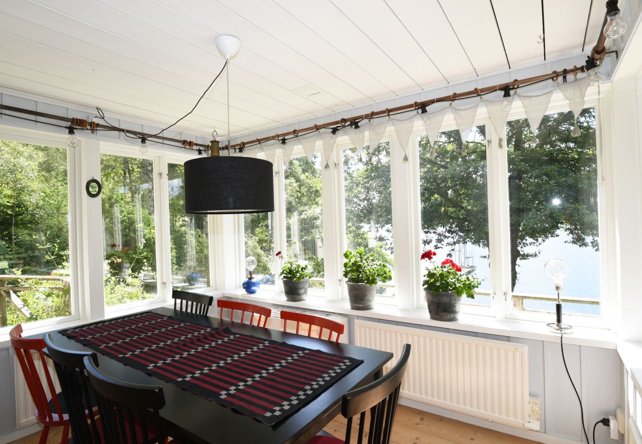 Stuga i Mölnlycke - Stort hus med egen sandstrand och båt i Mölnlycke | SE08034 