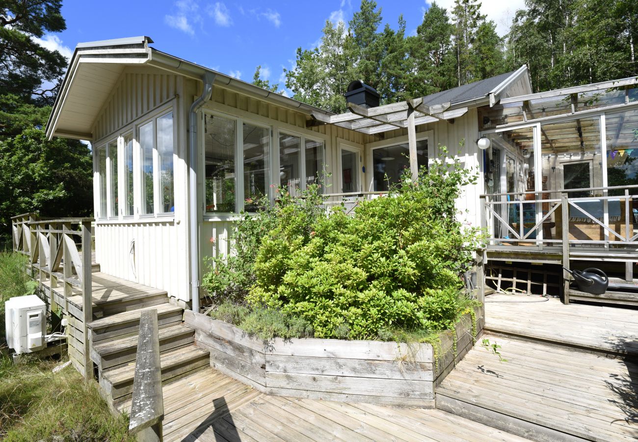 Stuga i Mölnlycke - Stort hus med egen sandstrand och båt i Mölnlycke | SE08034 