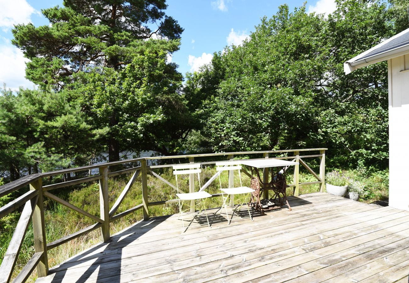 Stuga i Mölnlycke - Stort hus med egen sandstrand och båt i Mölnlycke | SE08034 