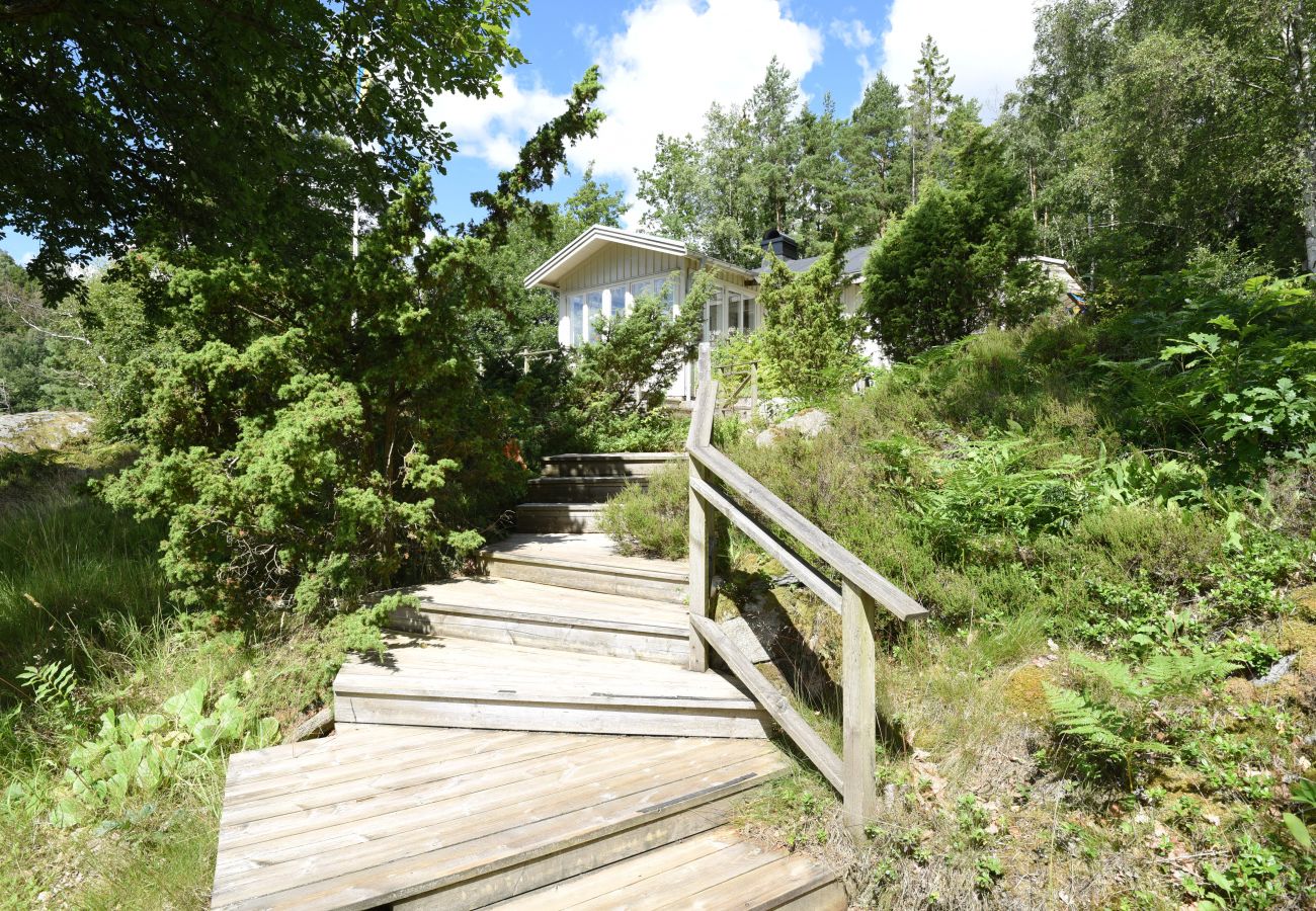 Stuga i Mölnlycke - Stort hus med egen sandstrand och båt i Mölnlycke | SE08034 