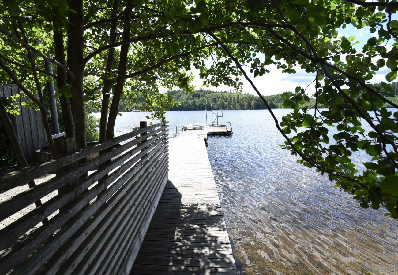 Stuga i Mölnlycke - Stort hus med egen sandstrand och båt i Mölnlycke | SE08034 
