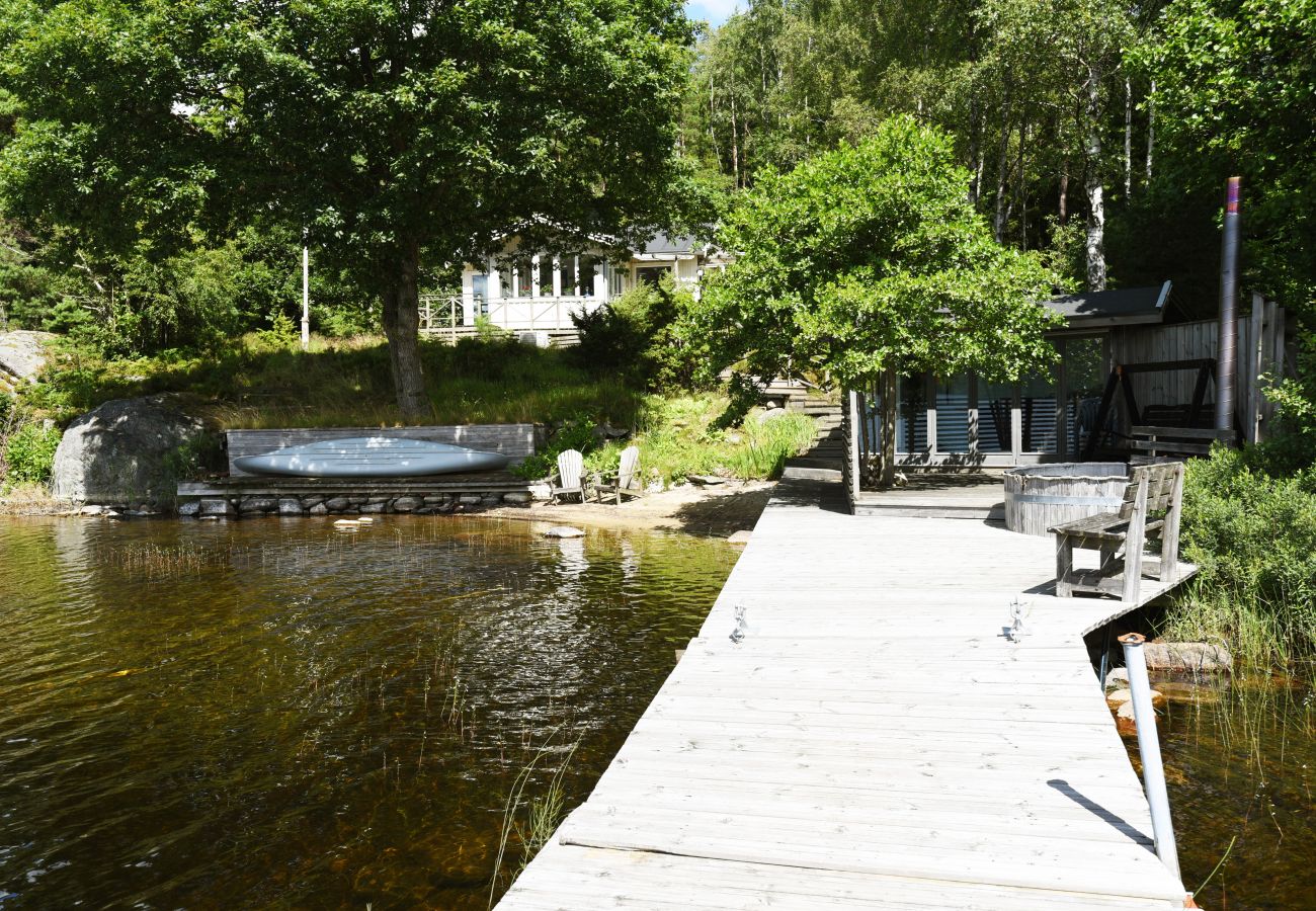 Stuga i Mölnlycke - Stort hus med egen sandstrand och båt i Mölnlycke | SE08034 