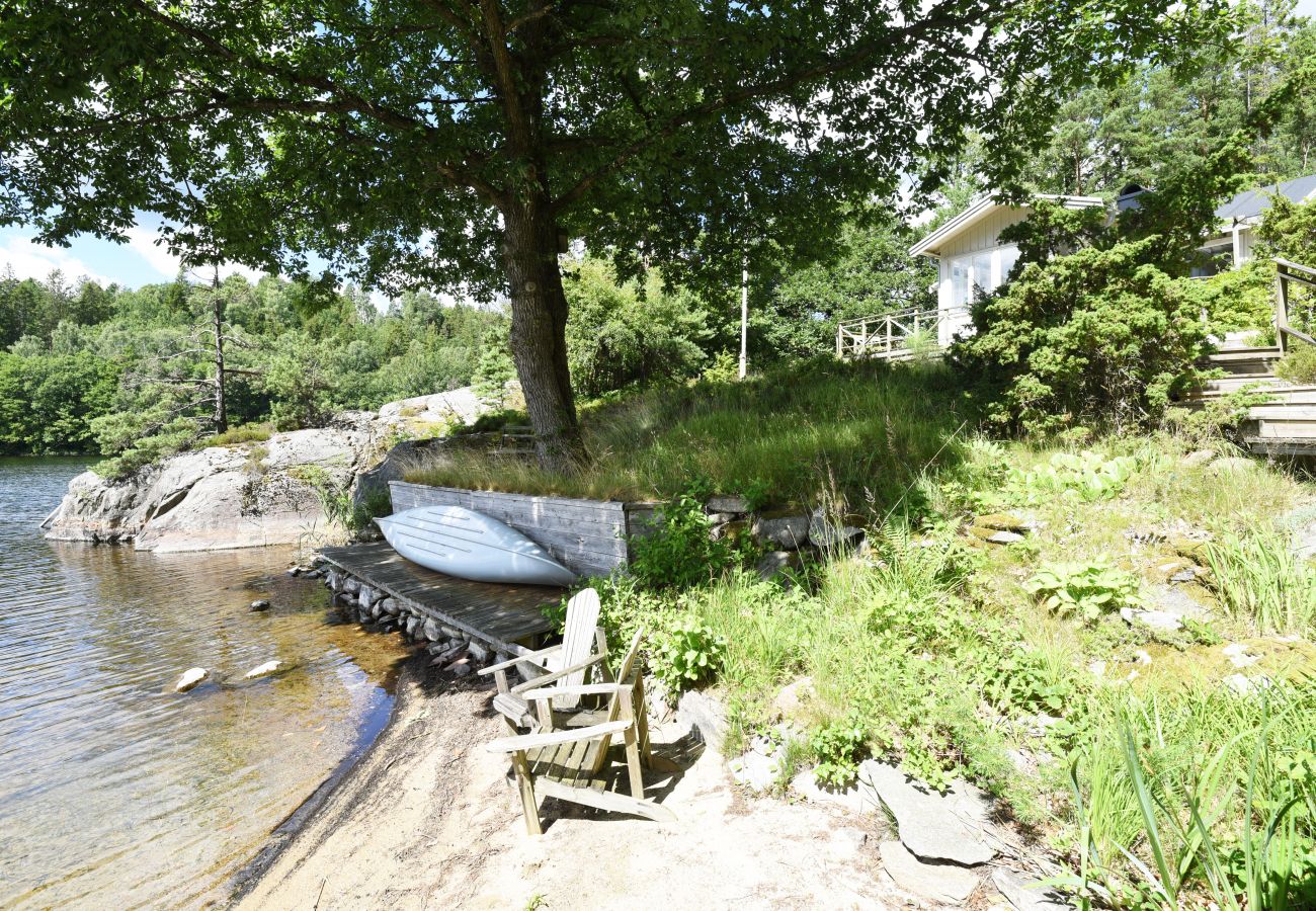 Stuga i Mölnlycke - Stort hus med egen sandstrand och båt i Mölnlycke | SE08034 