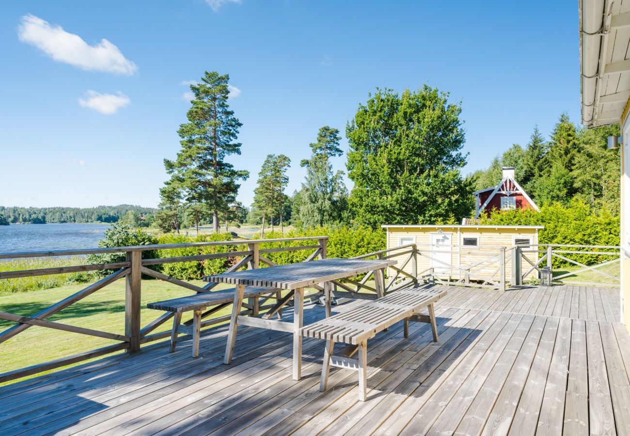 Stuga i Lekeryd - Trevlig stuga med panoramautsikt över sjön Ylen | SE07025