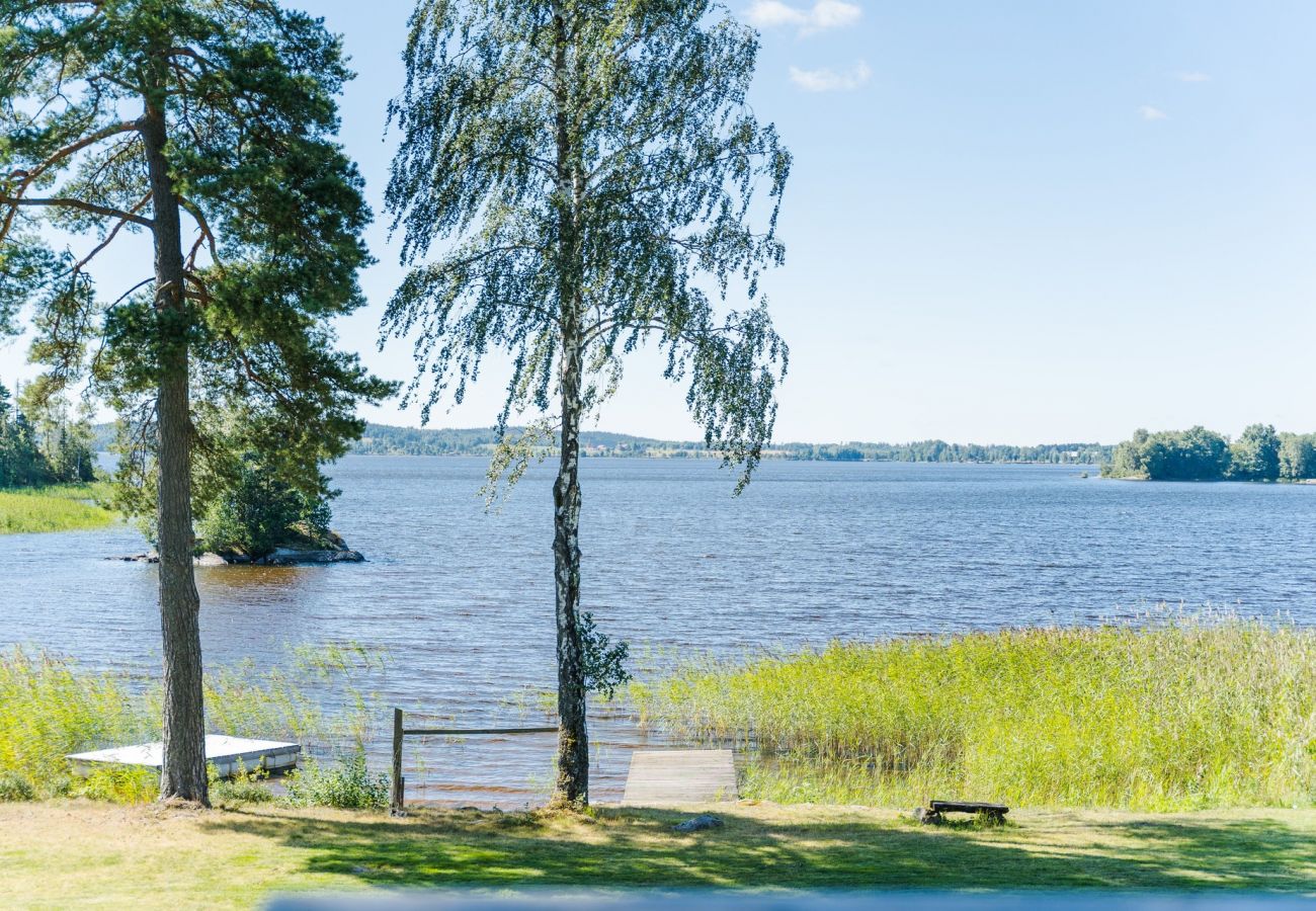 Stuga i Lekeryd - Trevlig stuga med panoramautsikt över sjön Ylen | SE07025