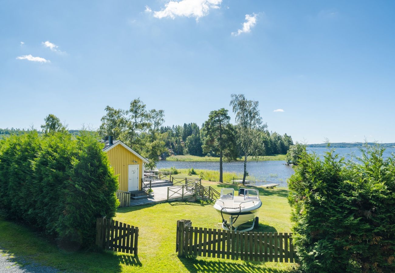 Stuga i Lekeryd - Trevlig stuga med panoramautsikt över sjön Ylen | SE07025