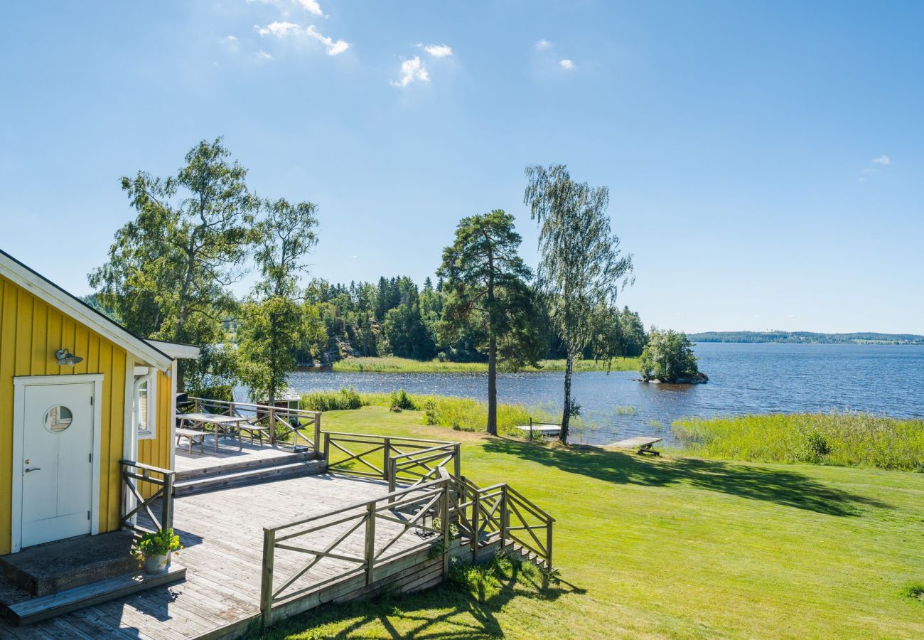 Stuga i Lekeryd - Trevlig stuga med panoramautsikt över sjön Ylen | SE07025