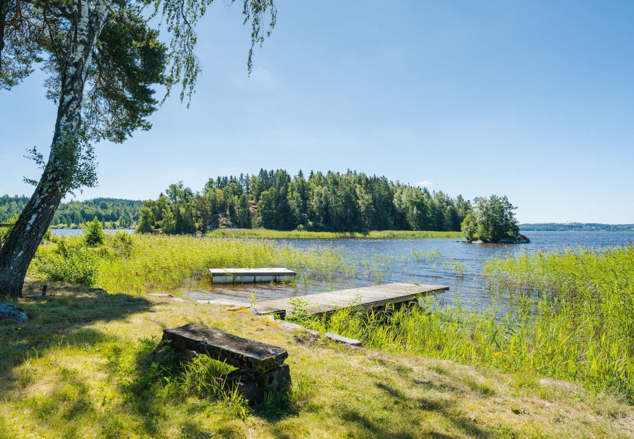 Stuga i Lekeryd - Trevlig stuga med panoramautsikt över sjön Ylen | SE07025