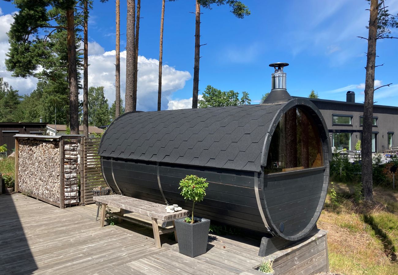 Stuga i Vaggeryd - Fantastiskt hus i Vaggeryd med panoramaläge vid sjön Fängen  | SE07024 