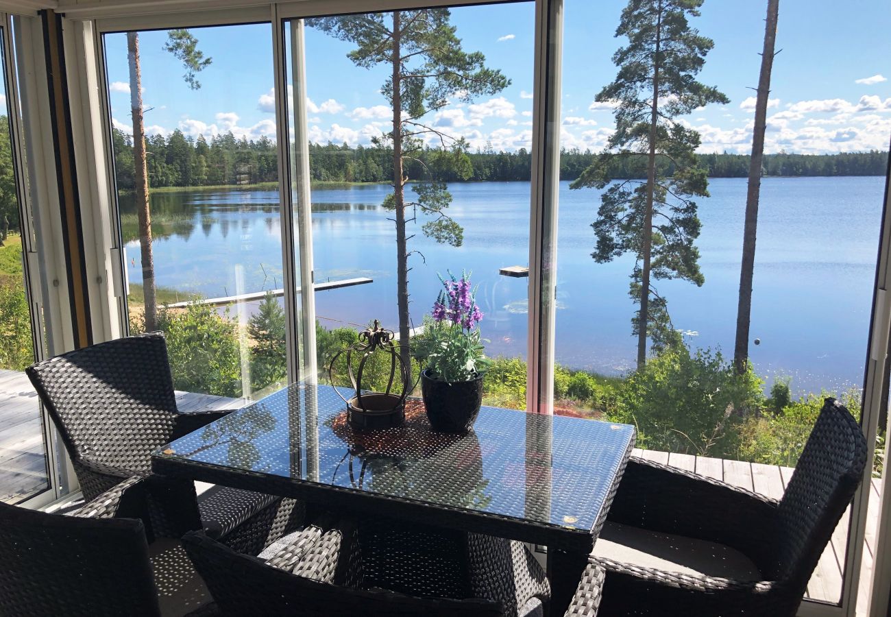 Stuga i Vaggeryd - Fantastiskt hus i Vaggeryd med panoramaläge vid sjön Fängen  | SE07024 