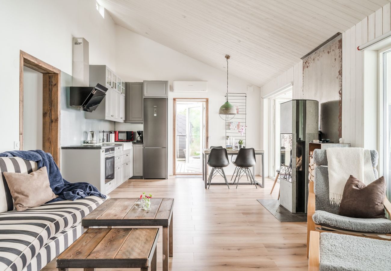 Stuga i Vaggeryd - Fantastiskt hus i Vaggeryd med panoramaläge vid sjön Fängen  | SE07024 
