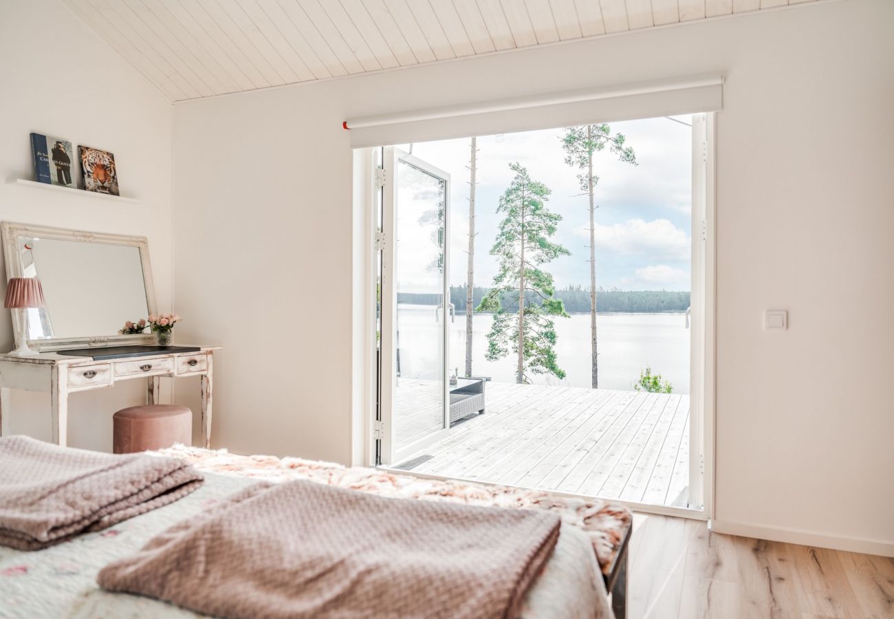 Stuga i Vaggeryd - Fantastiskt hus i Vaggeryd med panoramaläge vid sjön Fängen  | SE07024 