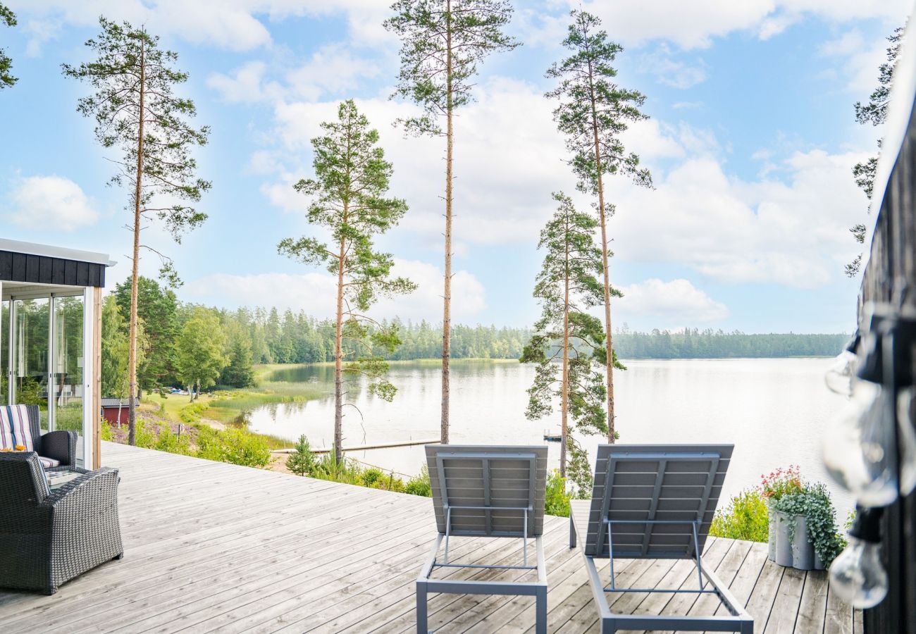 Stuga i Vaggeryd - Fantastiskt hus i Vaggeryd med panoramaläge vid sjön Fängen  | SE07024 