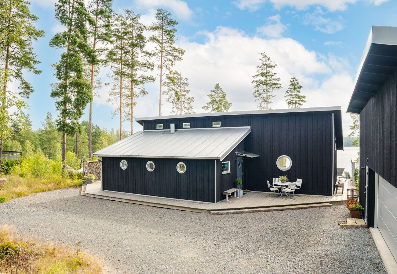 Stuga i Vaggeryd - Fantastiskt hus i Vaggeryd med panoramaläge vid sjön Fängen  | SE07024 