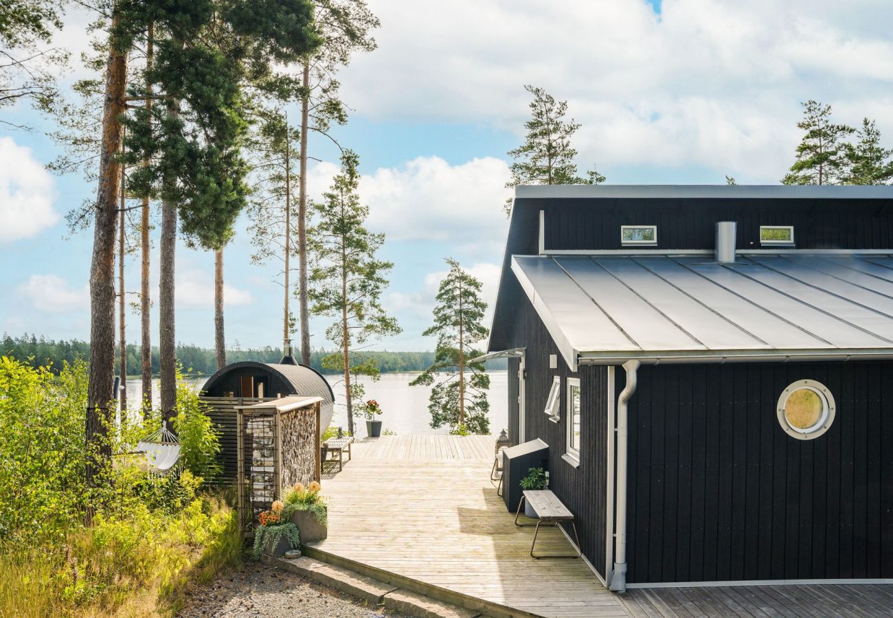 Stuga i Vaggeryd - Fantastiskt hus i Vaggeryd med panoramaläge vid sjön Fängen  | SE07024 