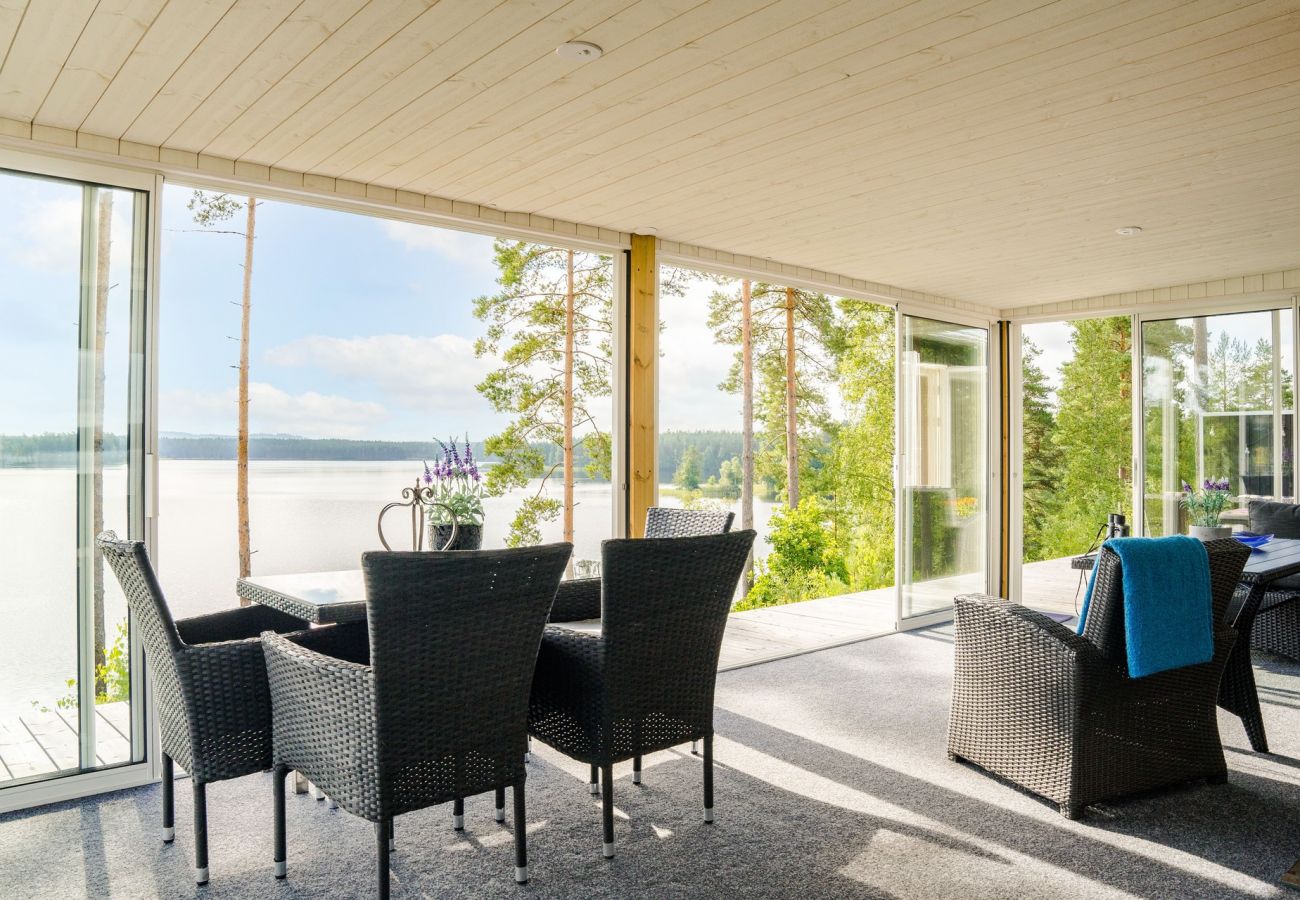 Stuga i Vaggeryd - Fantastiskt hus i Vaggeryd med panoramaläge vid sjön Fängen  | SE07024 