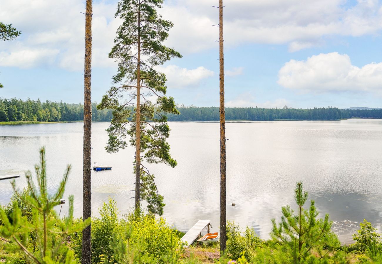 Stuga i Vaggeryd - Fantastiskt hus i Vaggeryd med panoramaläge vid sjön Fängen  | SE07024 