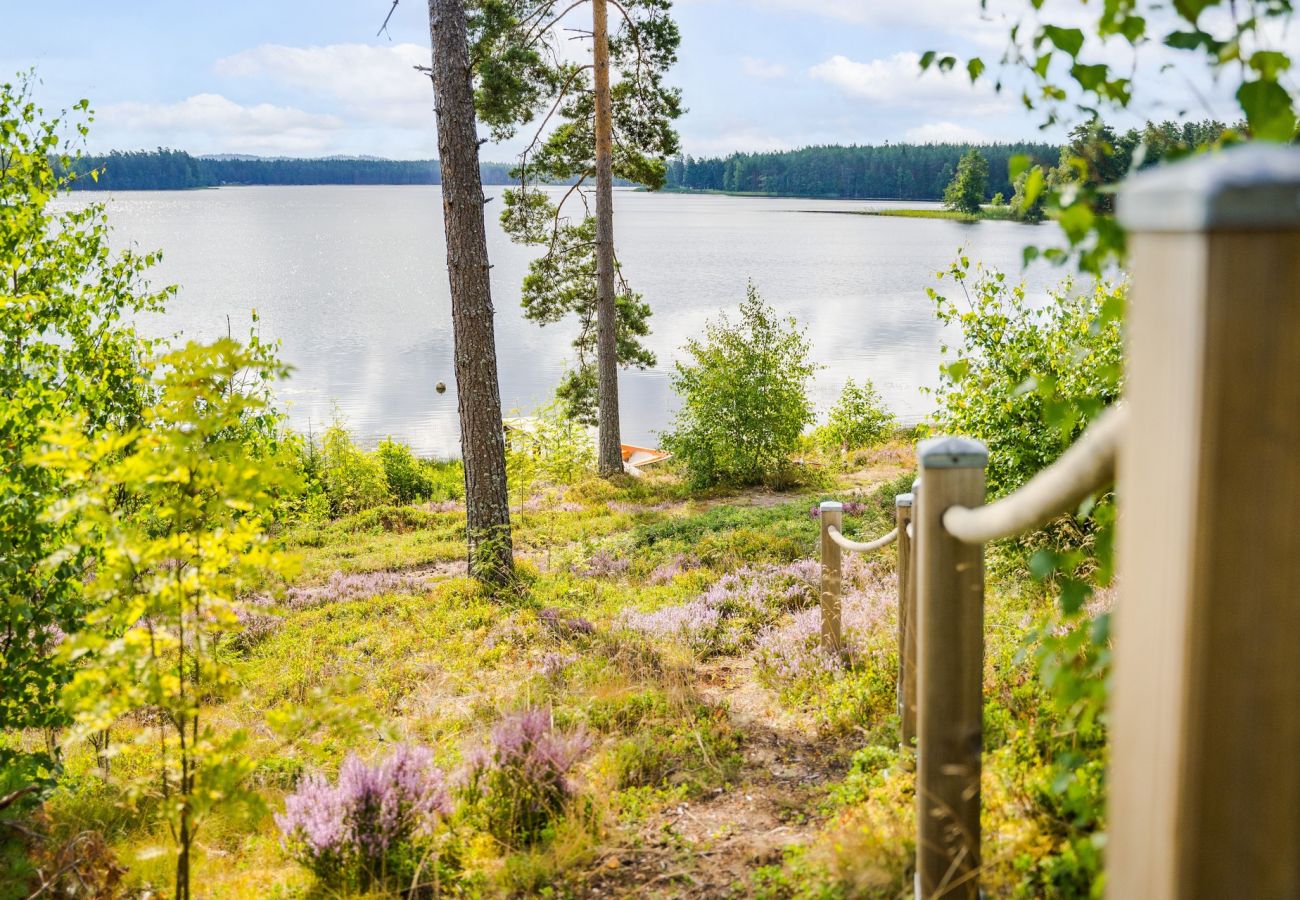 Stuga i Vaggeryd - Fantastiskt hus i Vaggeryd med panoramaläge vid sjön Fängen  | SE07024 