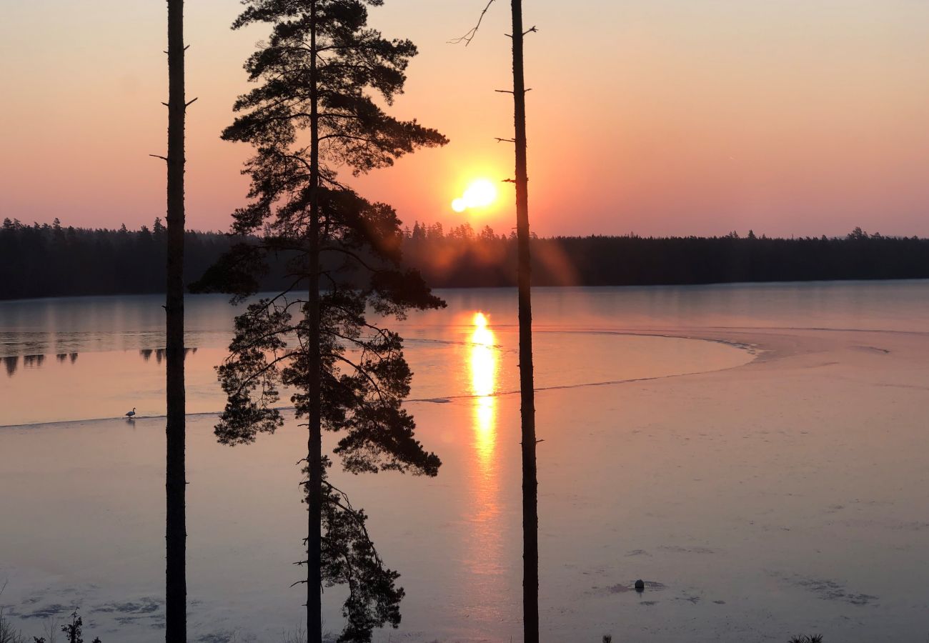 Stuga i Vaggeryd - Fantastiskt hus i Vaggeryd med panoramaläge vid sjön Fängen  | SE07024 