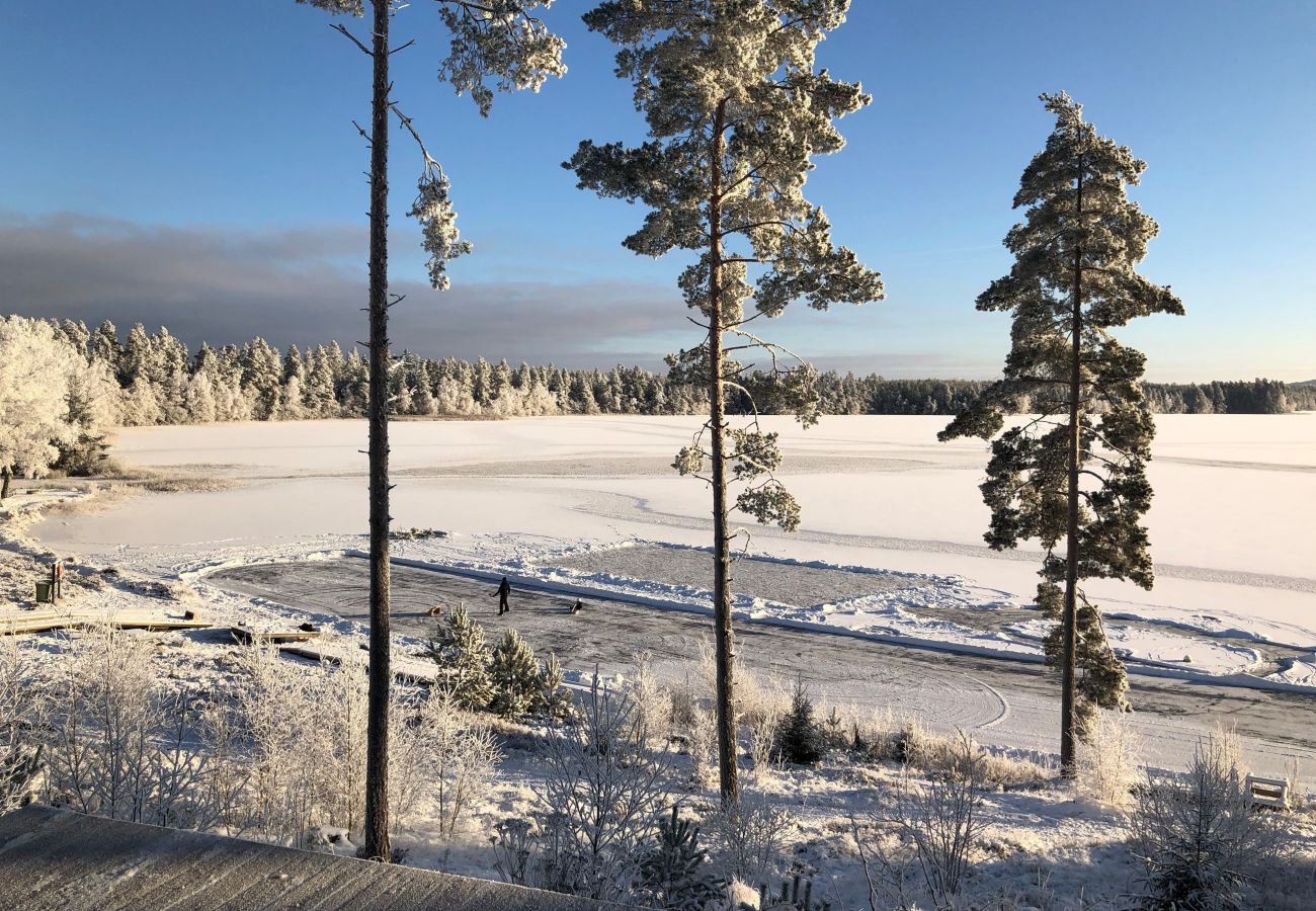 Stuga i Vaggeryd - Fantastiskt hus i Vaggeryd med panoramaläge vid sjön Fängen  | SE07024 