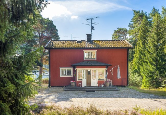 Stuga i Stavsnäs - Staynordic | Skärgårdshus med egen strand och brygga | SE13001