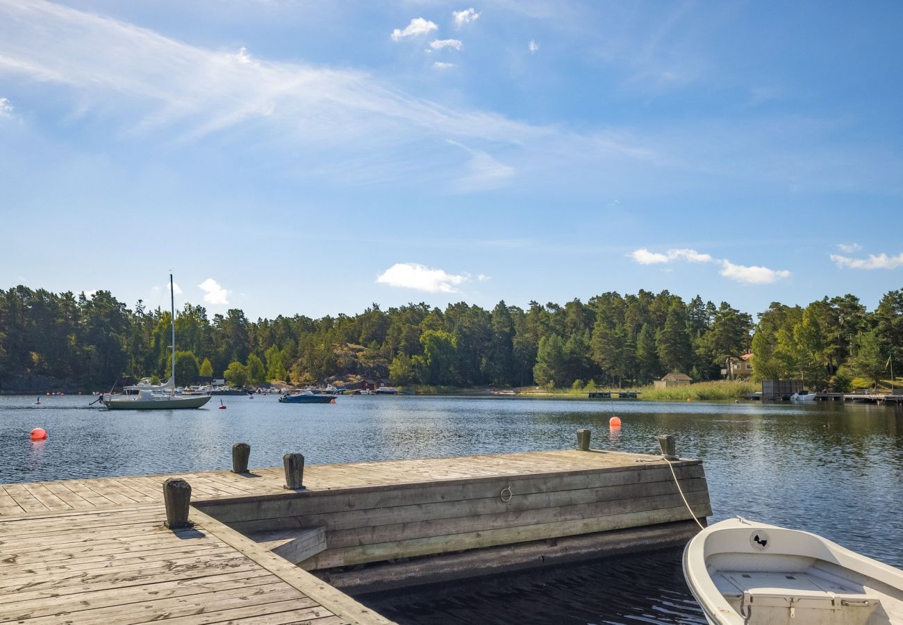 Stuga i Stavsnäs - Skärgårdshus med egen strand och brygga | SE13001